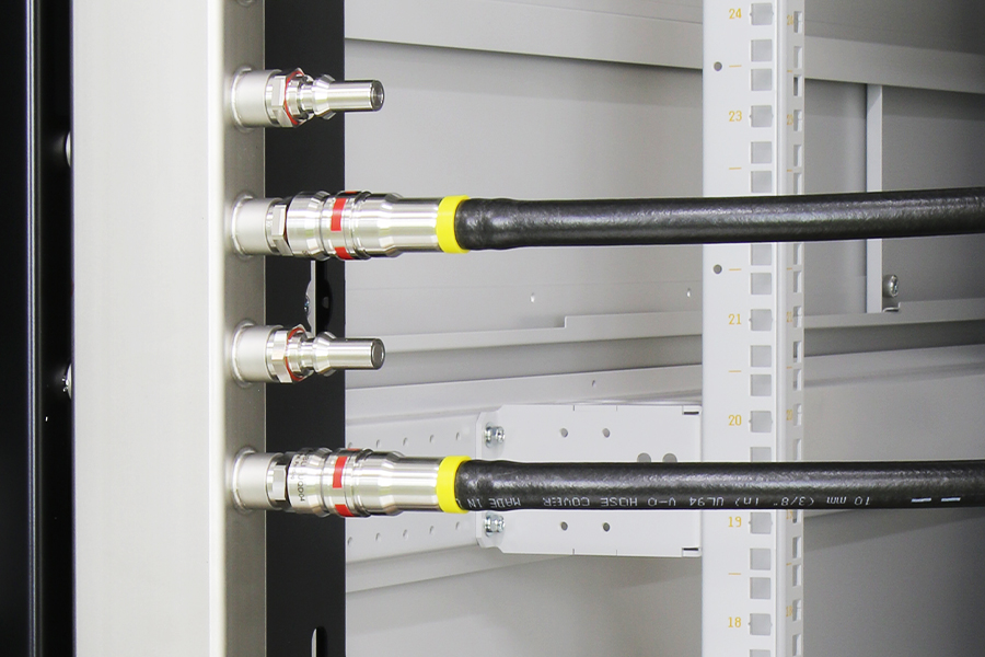 水冷機器 実装例（マニホールドからGPUサーバーへの接続）